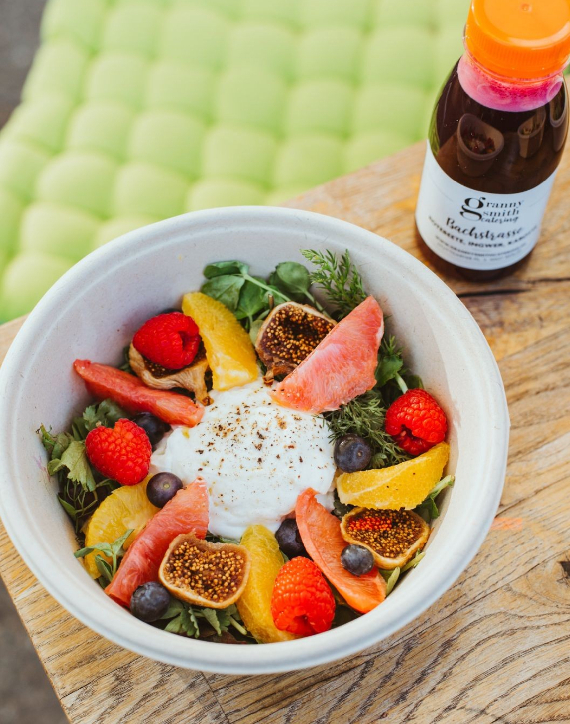 Frische Bowl mit Früchten und Granny-Smith-Saft