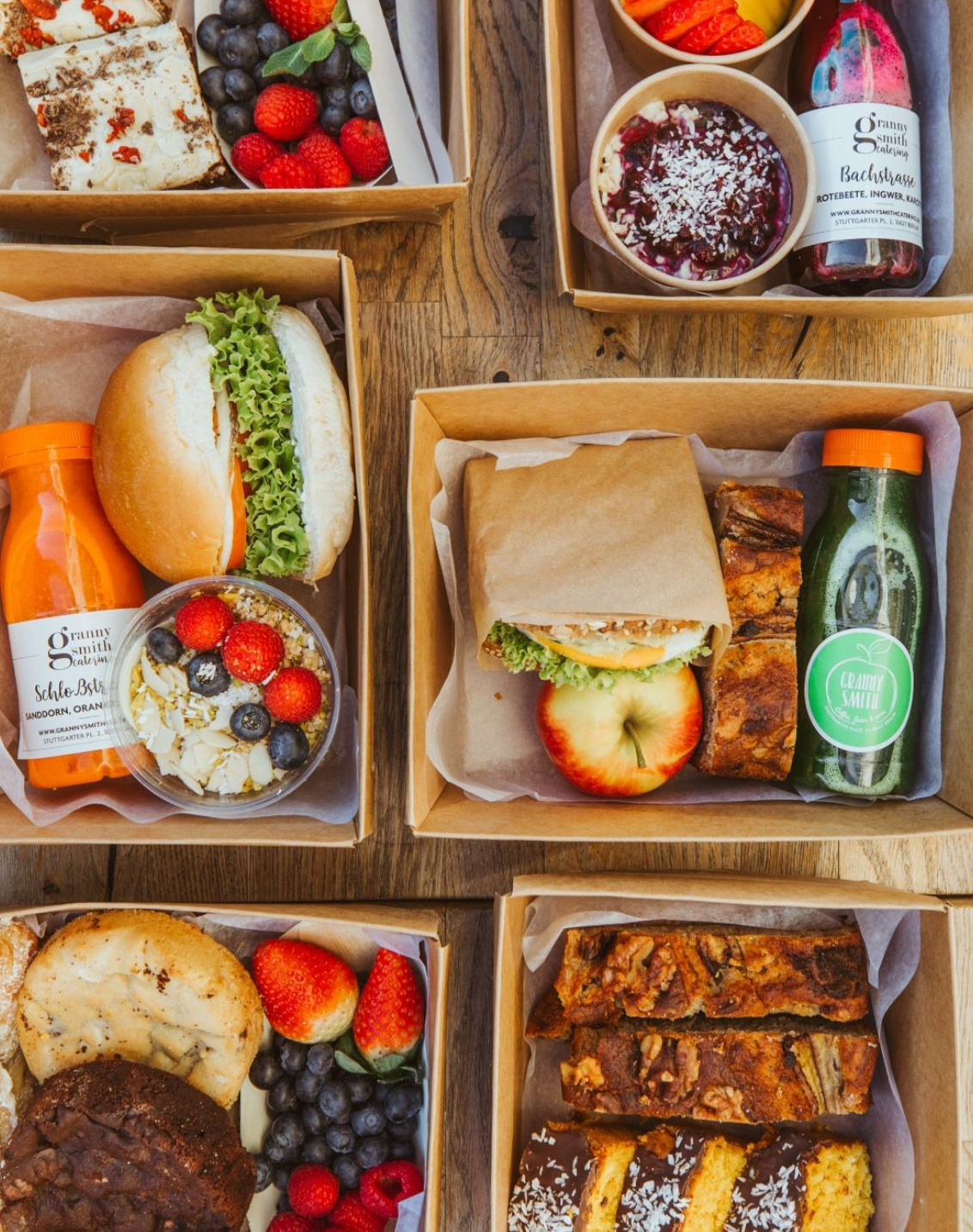 Granny-Smith-Boxen mit Sandwiches, Kuchen und Säften