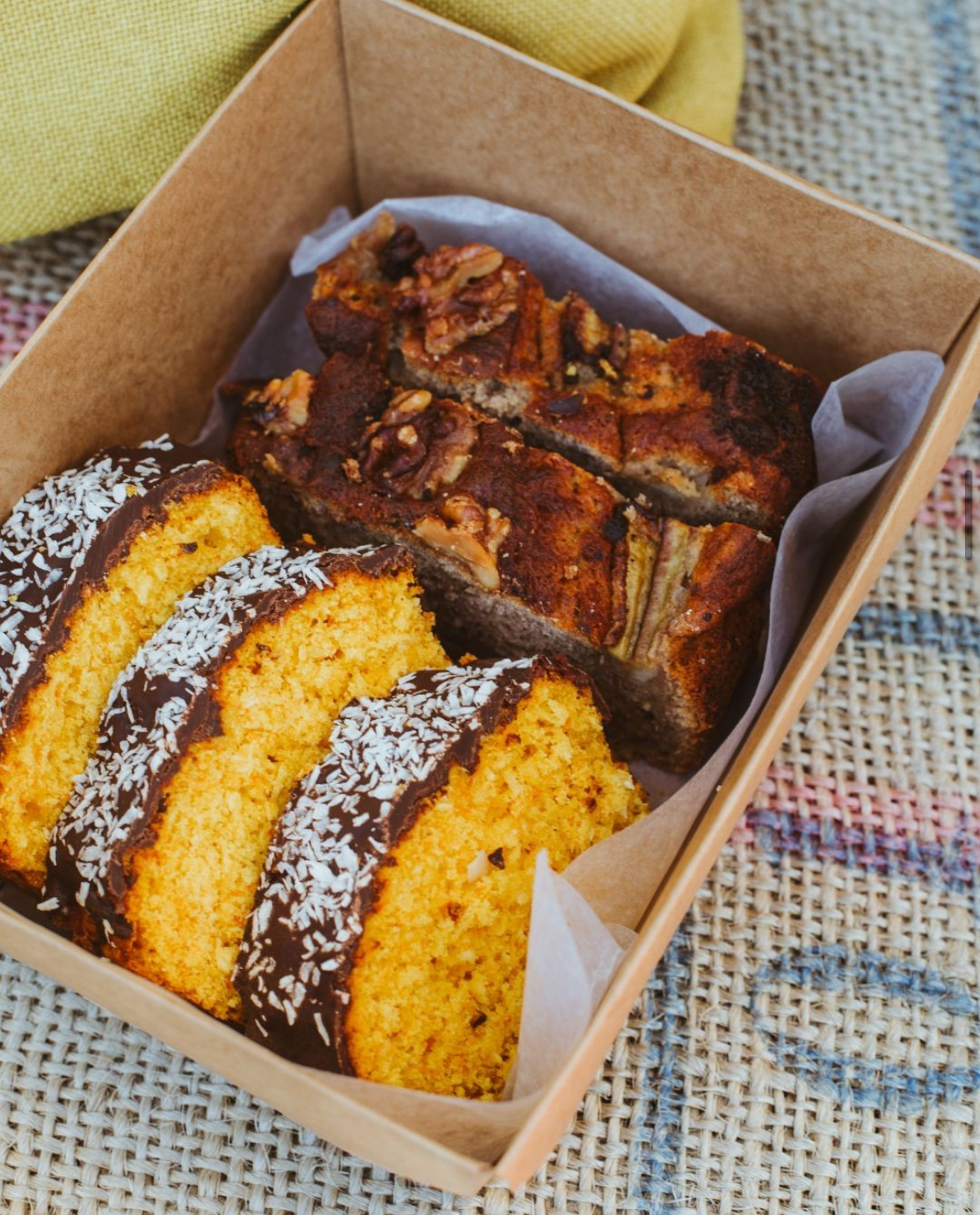 Kuchenauswahl mit Schokolade und Nüssen