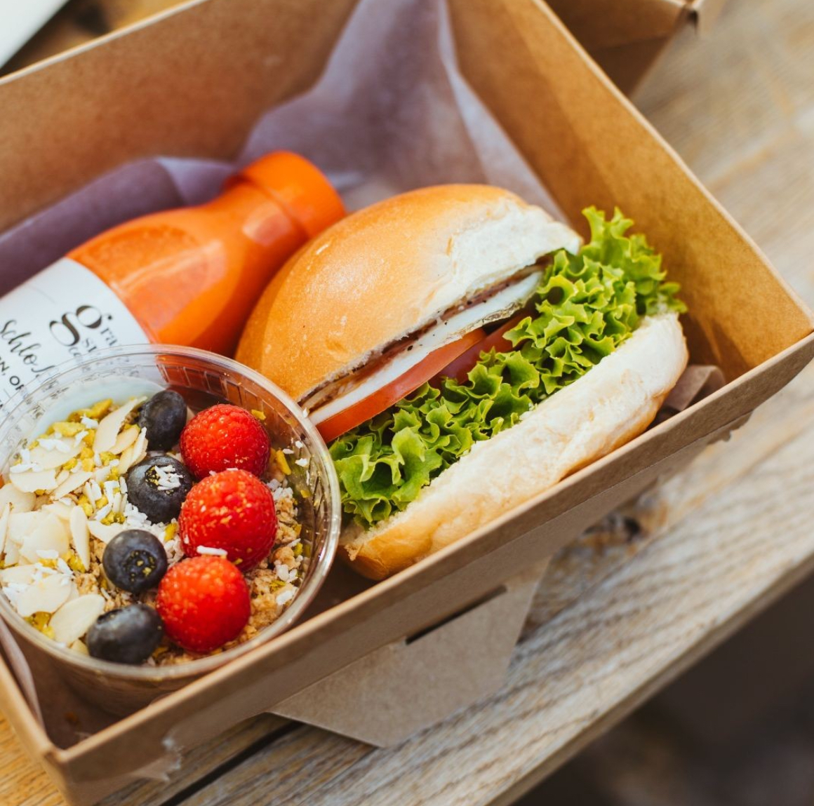 Sandwich, Beeren und frischer Saft