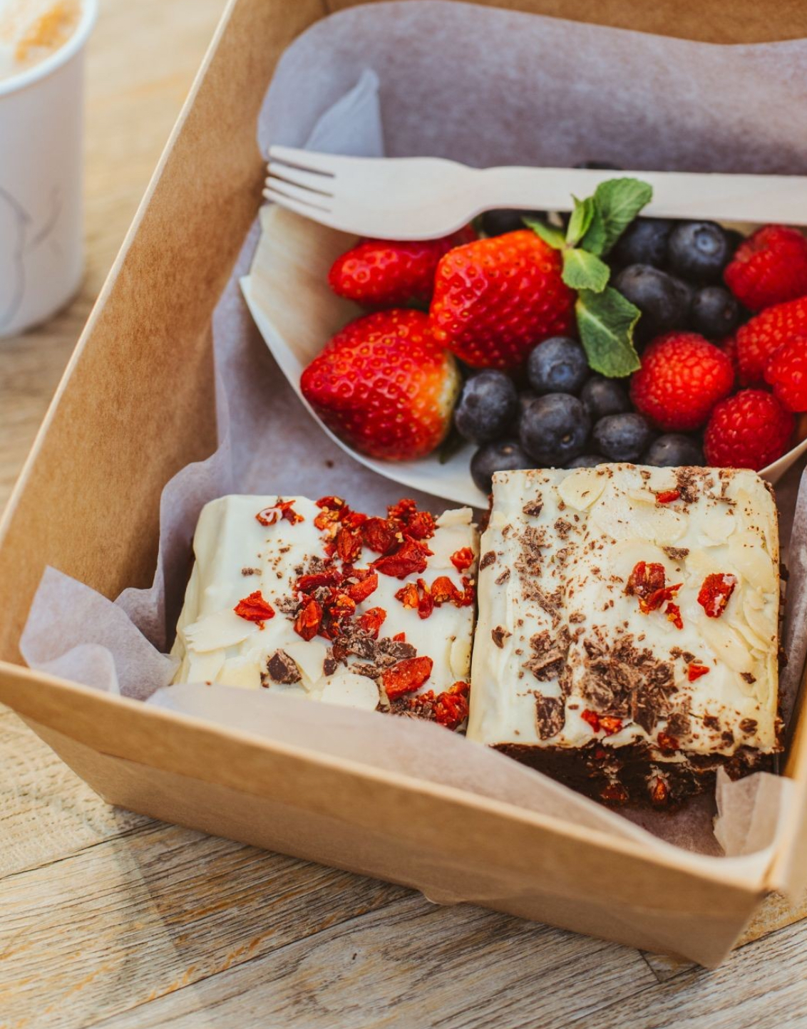 Kuchen mit Creme und frischen Beeren